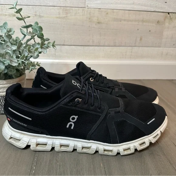 On Cloud 6 running shoes in black and whiteMen’s size 14